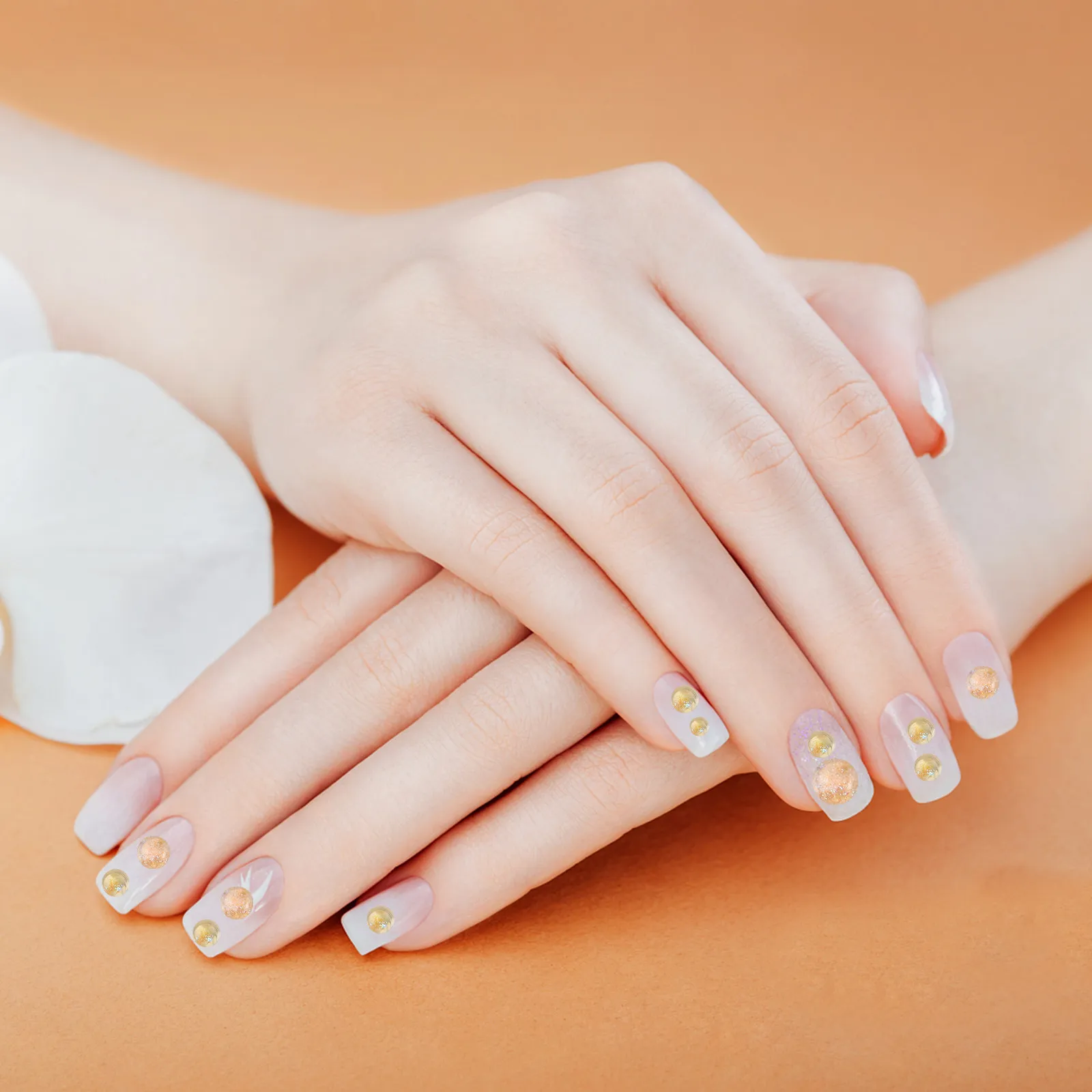 

4 коробки с декоративными элементами для дизайна ногтей, бусинами и другими принадлежностями для рукоделия и украшения ногтей