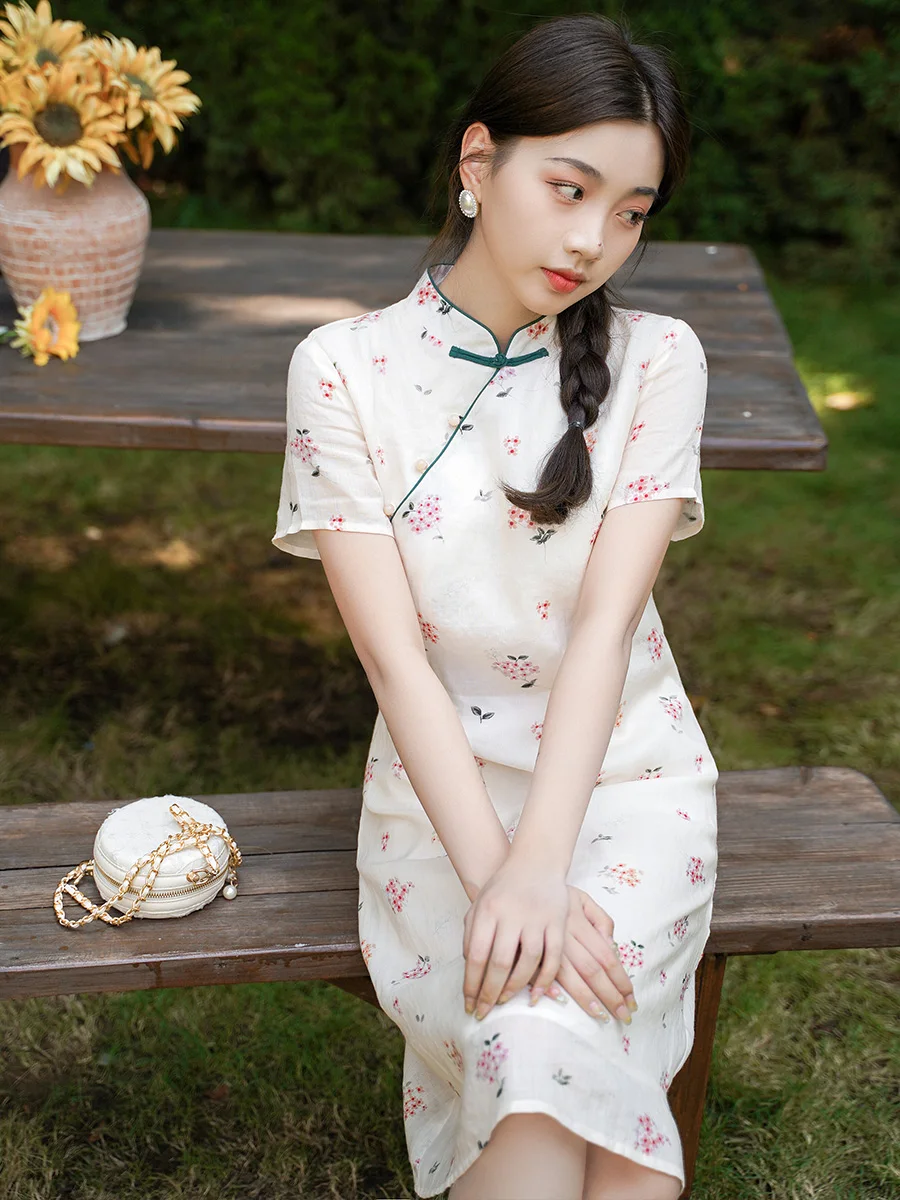 

Ретро-платье-ципао в китайском стиле с воротником-стойкой, боковыми пуговицами и цветочным принтом, повседневное, молодежное, с зауженной талией, средней длины