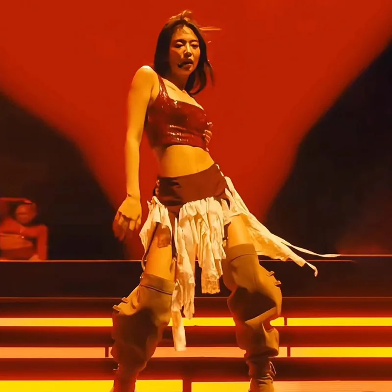 

Лето 2023, новая женская модная юбка Jennie в одном стиле с высокой талией и контрастным дизайном, нерегулярный дизайн, юбка до половины тела