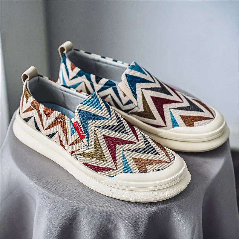 Męskie buty płócienne Letnie oddychające haftowane buty z tkaniny Slip-on Trend Bohemian Board shoes Casual Men Walking Shoes