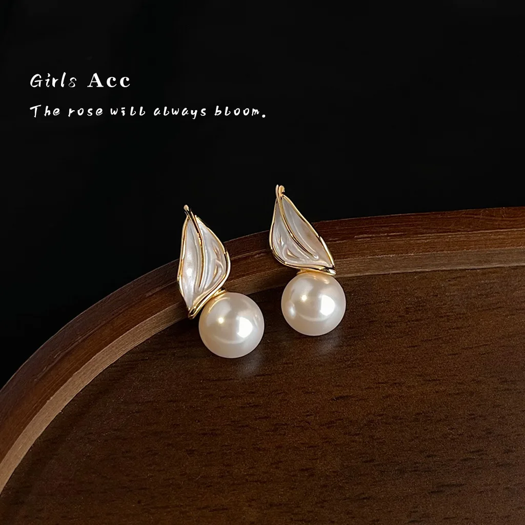 

Classic Freshwater Pearl Earrings with Enamel Leaf 925 Silver Fashion Luxury Style Simple and Versatile High Quality Gift