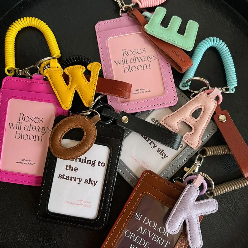 Tarjetero de cuero PU coreano con colgante de letra, funda protectora transparente para fotos, tarjetero de identificación
