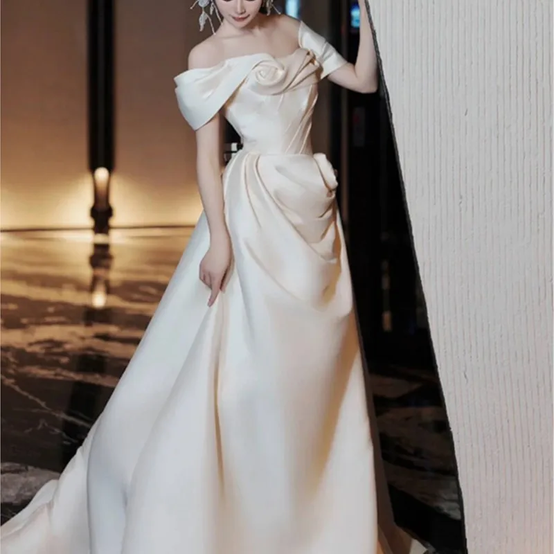 One line shoulder light luxury out yarn white satin welcome dress