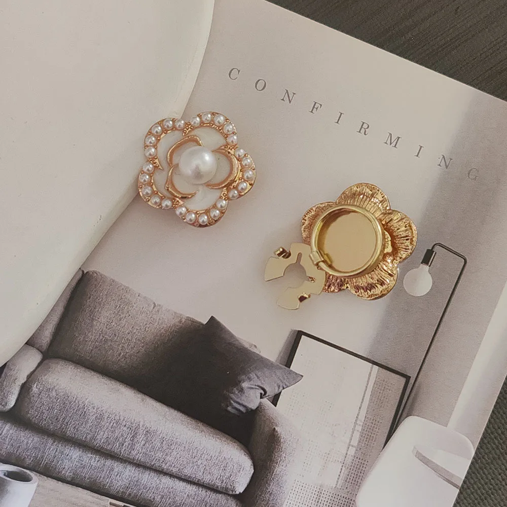 2 SZT. Modne metalowe guziki w kształcie kwiatów z kokardką i perłą do dekoracji odzieży DIY, ozdobne guziki ze stopu do koszul i rękawów.