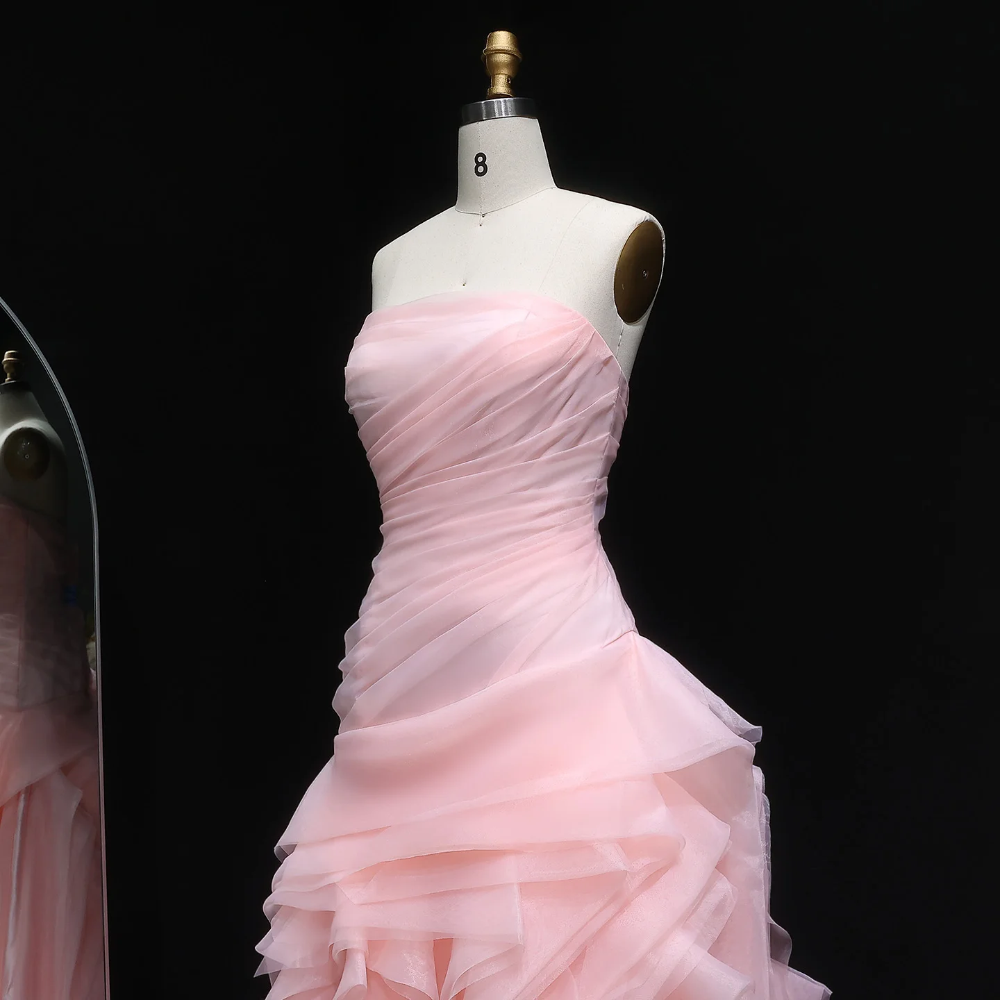 シャロンはエレガントなピンクのイブニングドレス、ティアードフリル、バックレス、ストラップレス、女性用ウェディングパーティガウン、SF040、カスタマイズされたと述べました。