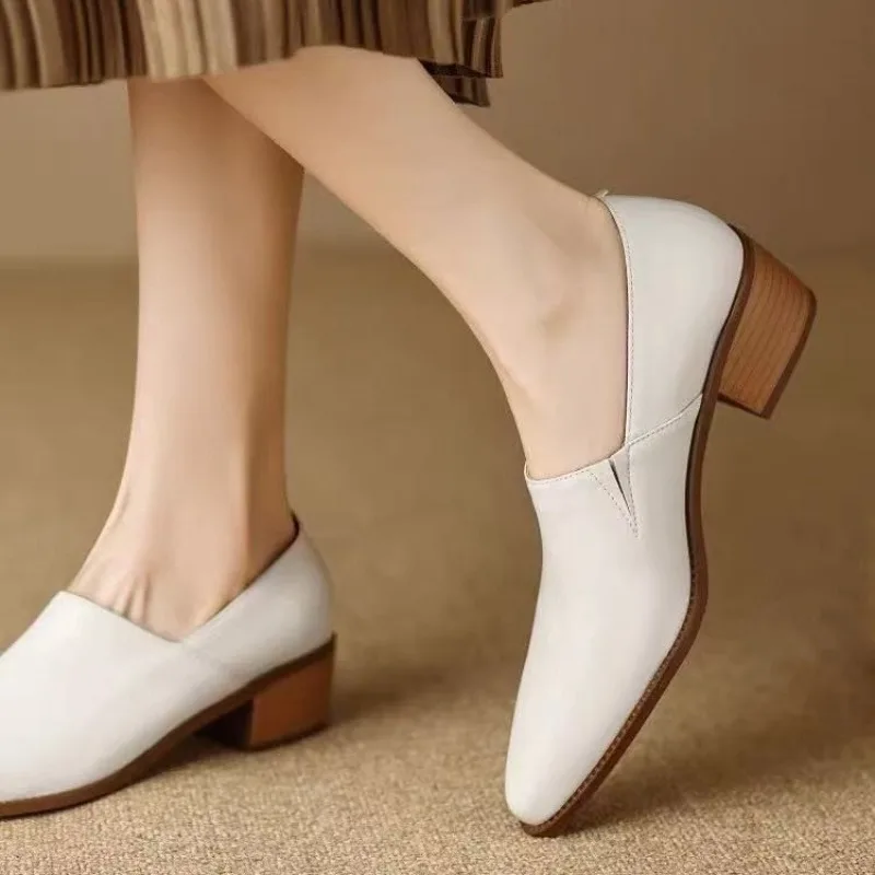 

Туфли женские на низком каблуке из высококачественной кожи, новые, универсальные, с глубоким вырезом, на блочном каблуке, весенние, с острым носком, однотонные