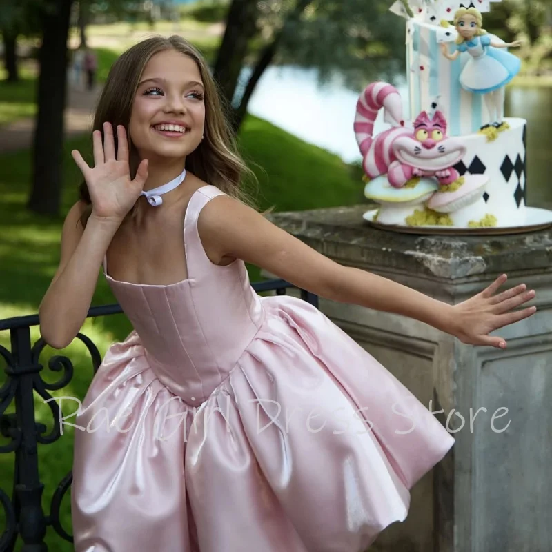 Satin Blumenmädchenkleid Hochzeit Mini Puffy Ballkleid Quadratischer Breiter Träger Vertikale Falten am Oberteil Voluminöser Ausgestellter Rock Maßgeschneidert