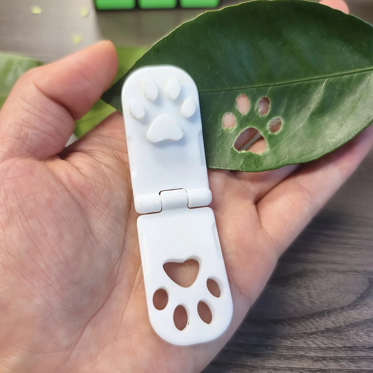 Cat‑Paw Shaped Leaf Punch Embosser Interactive Enrichment Toy For Indoor Cats Creative Time‑Killing Play Tool view 2