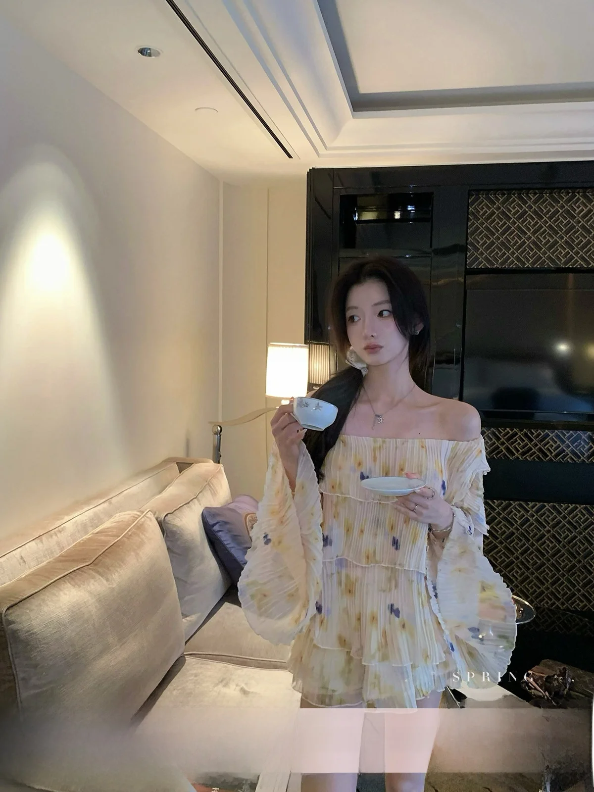 

Летний винтажный комплект YOLI Zhang Yuli из двух предметов: плиссированная блузка с цветочным принтом и свободные брюки в корейском стиле, повседневная одежда