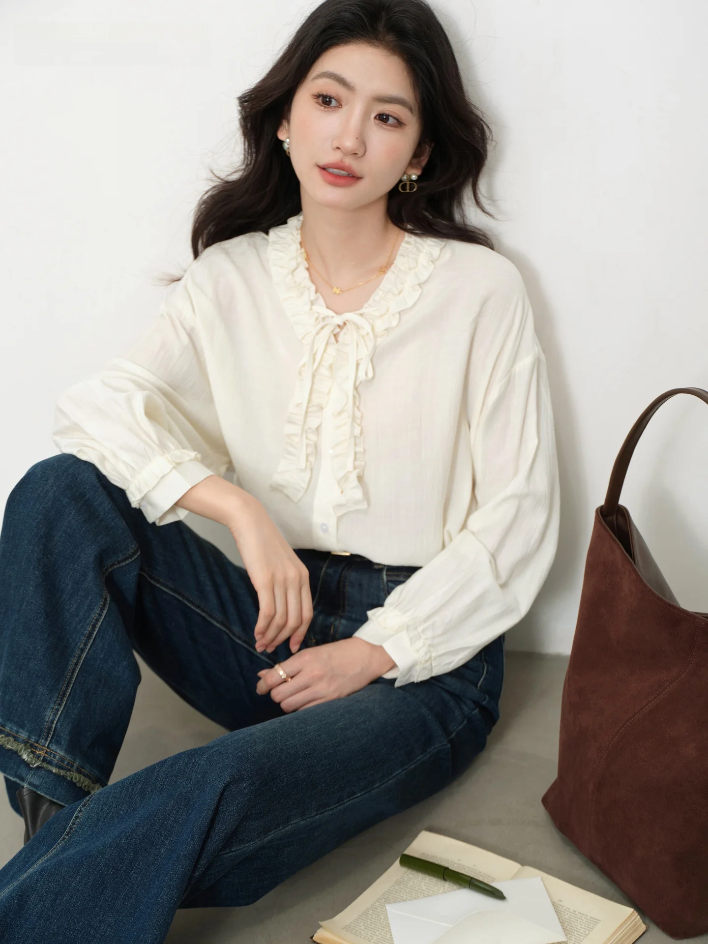 

Новая женская рубашка с длинным рукавом для ранней осени, светло-абрикосового цвета, с деревянным узором, свободного кроя, универсальная, модная, брендовая.