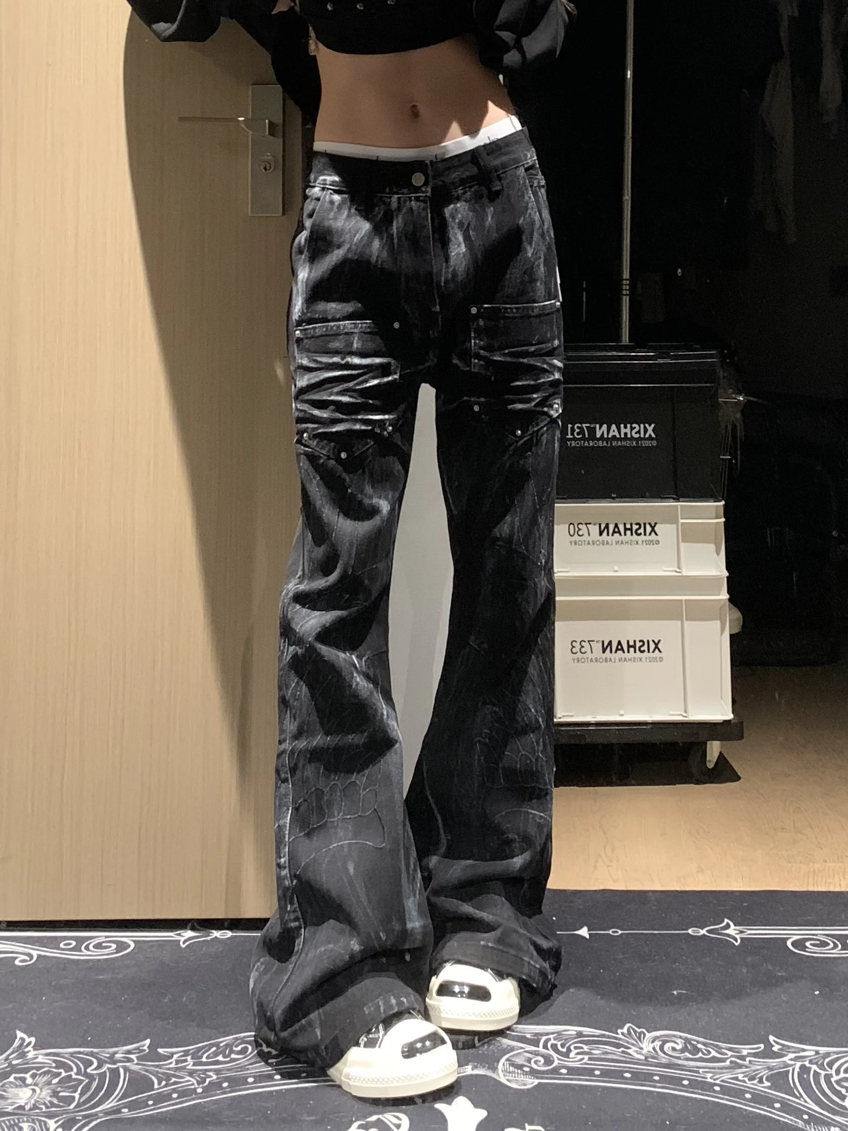 Calças Jeans Desgastadas com Asas de Anjo Pintadas a Spray, Design com Rebites, Corte Reto, para Homens e Mulheres