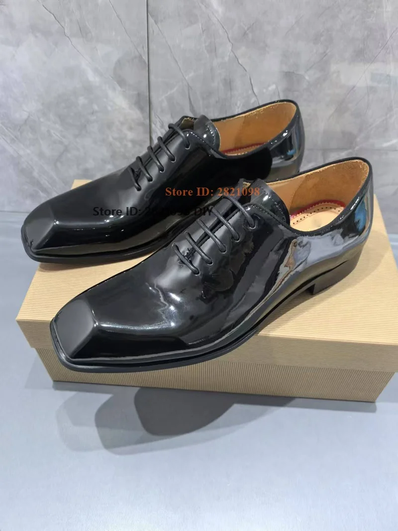 حذاء أسود من الجلد اللامع بمقدمة مربعة وأربطة سهل الارتداء للرجال