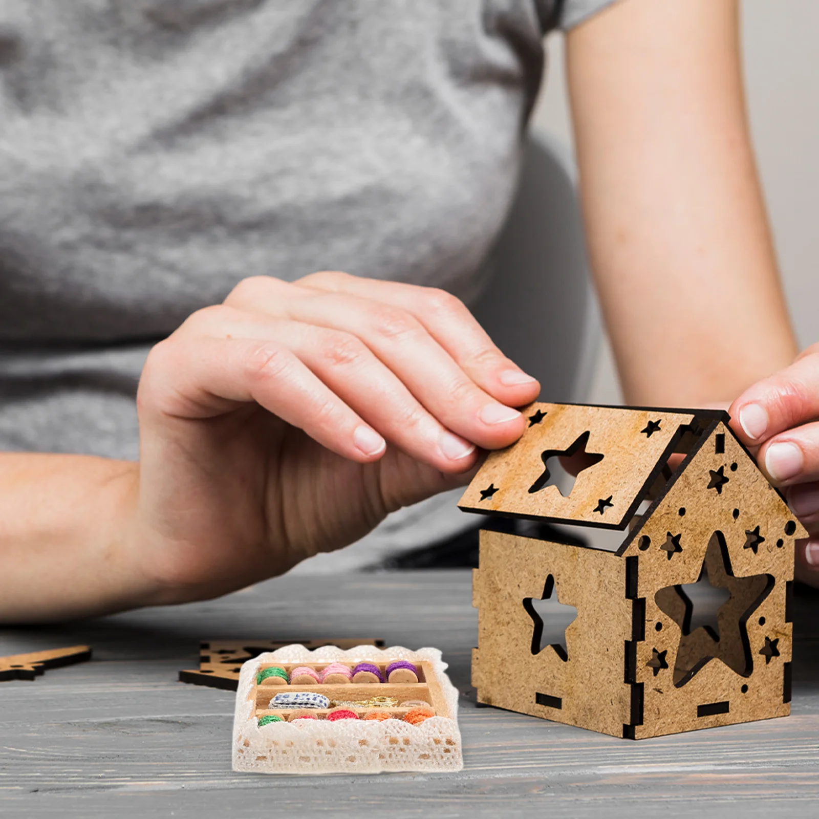 1Set miniatuur naaikofferaccessoires Realistische houten naaikist voor Tiny House Decor Poppenhuisdecoratieaccessoires