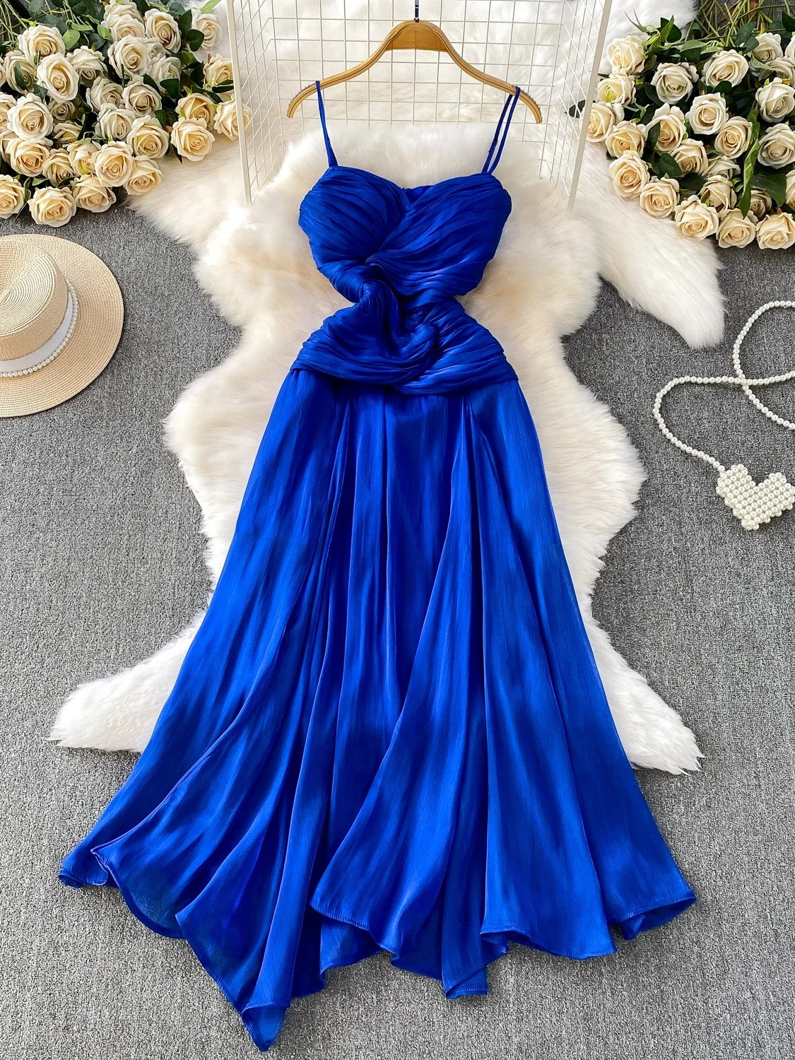 เดรสผ้าซาตินประดับลูกปัด สายเดี่ยว ทรงเอวสูง ชายกระโปรงไม่เท่ากัน ช่วยพรางหุ่น  ความยาวปานกลาง สไตล์ฝรั่งเศส สำหรับสุภาพสตรี