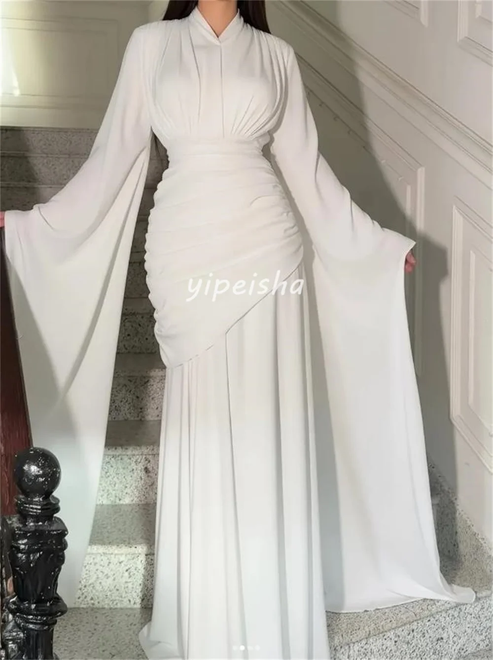 มีขนาดที่กำหนดเองได้ ชุดเดรสยาวผ้าชีฟองเรียบง่าย จับจีบแบบเมอร์เมด คอวี ชุดเดรสสำหรับโอกาสพิเศษ สไตล์จีน