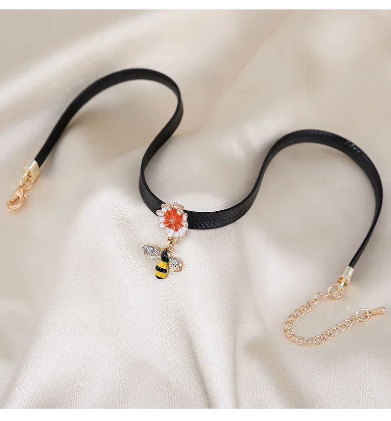 

Brand new necklace, short neck strap, ladies' neck strap, and romantic belt with little bee flowers