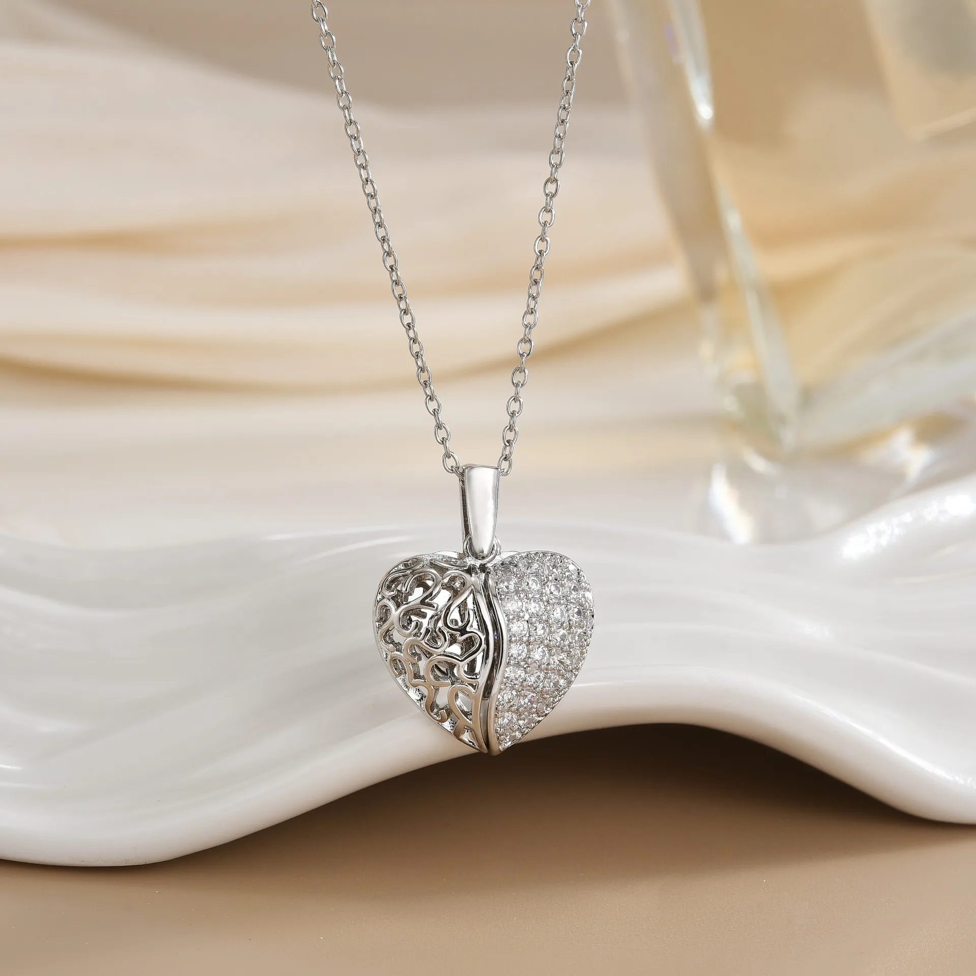 fashion new personalized angel love opening and closing necklace, women's heart-shaped pendant, collarbone chain jewelry