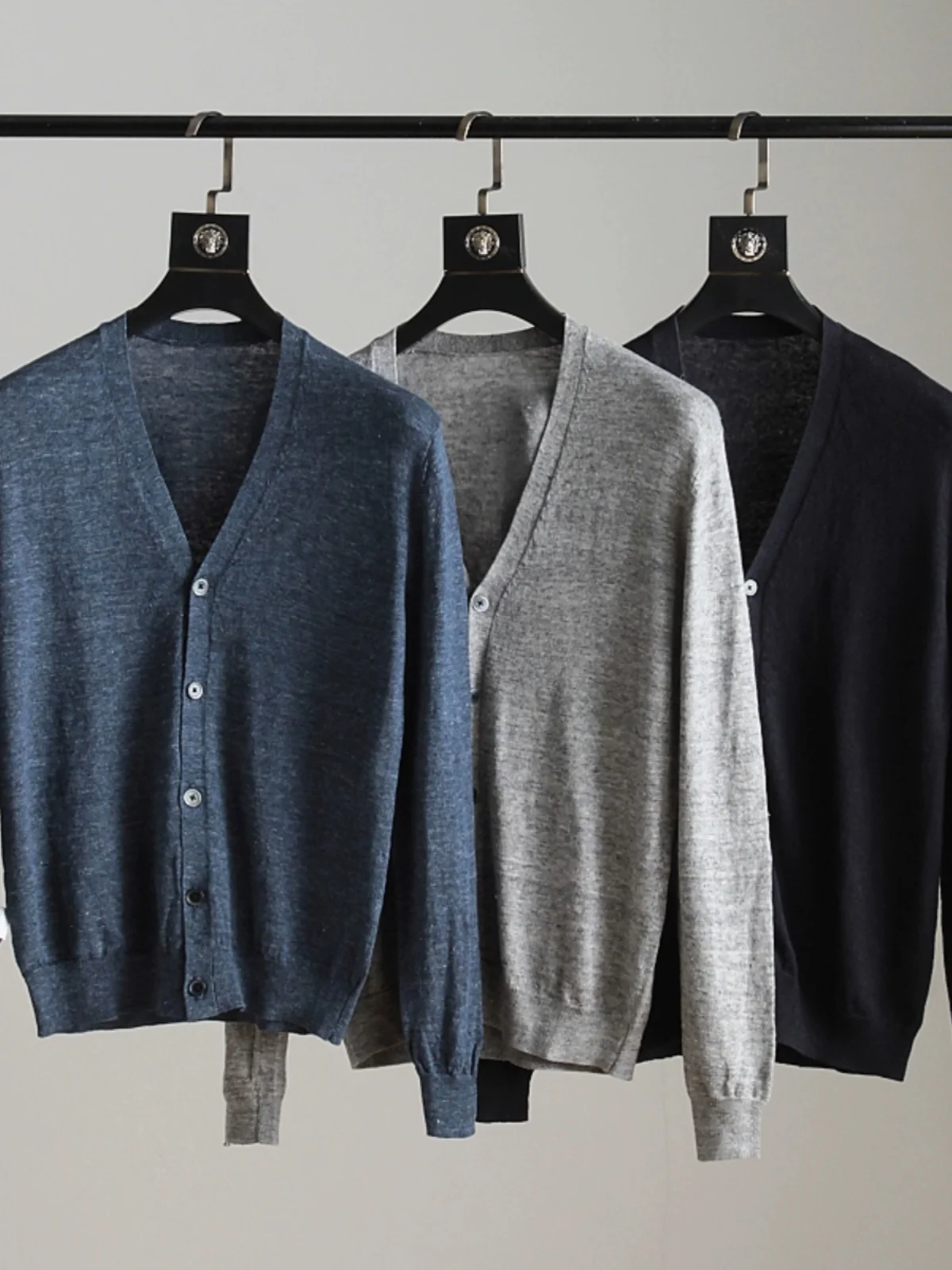 

Новый весенний мужской вязаный кардиган в японском стиле, простой повседневный, с V-образным вырезом, длинными рукавами, тонкий, для активного образа жизни