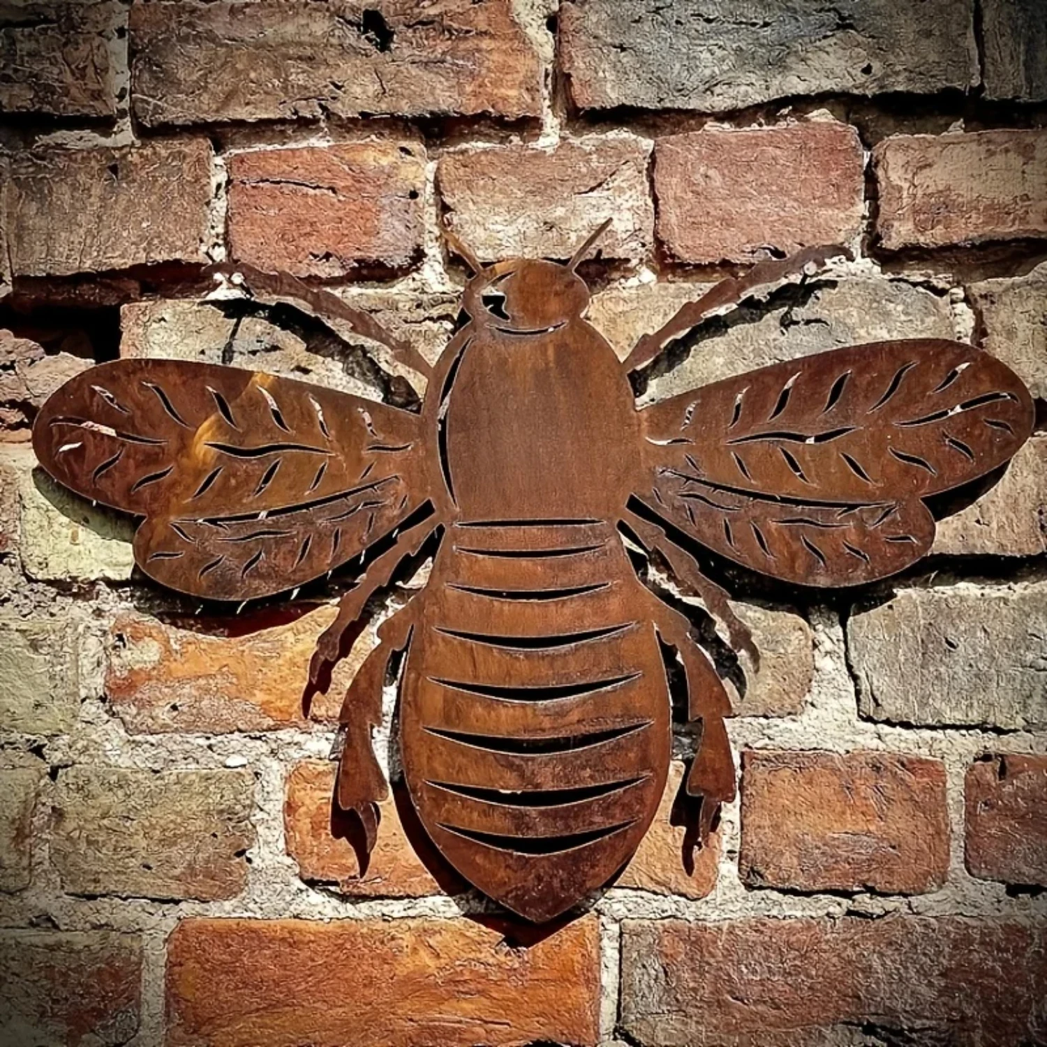 Rustic 1pc Metal Bumblebee Wall Art Decor for Rustic Garden, Rusty Metal Wall Sign for Fence Decoration and House Sign, Perfect 