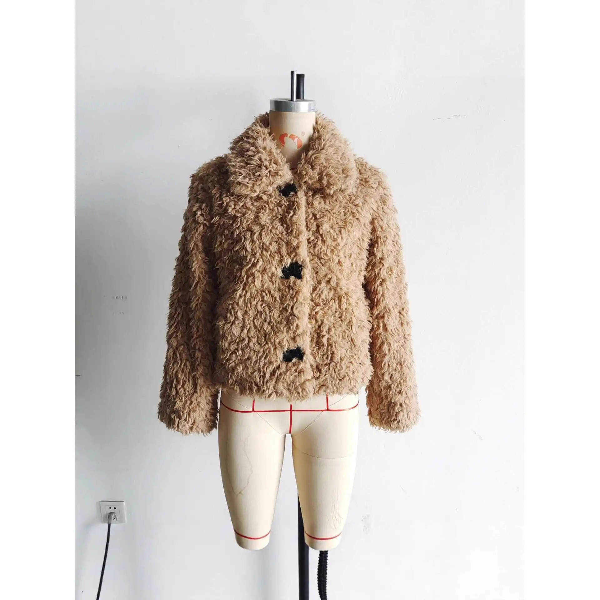 أزياء صناعية جديدة منفوشة من الفرو الصناعي معطف متكامل على طراز الملابس النسائية