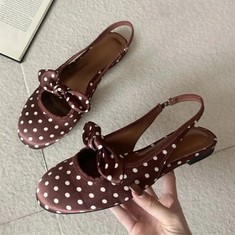 

Милые туфли-лодочки на низком каблуке с украшением в виде банта, женские модные сандалии на плоской подошве с круглым носком в горошек и ремешком сзади, женская элегантная уличная повседневная обувь