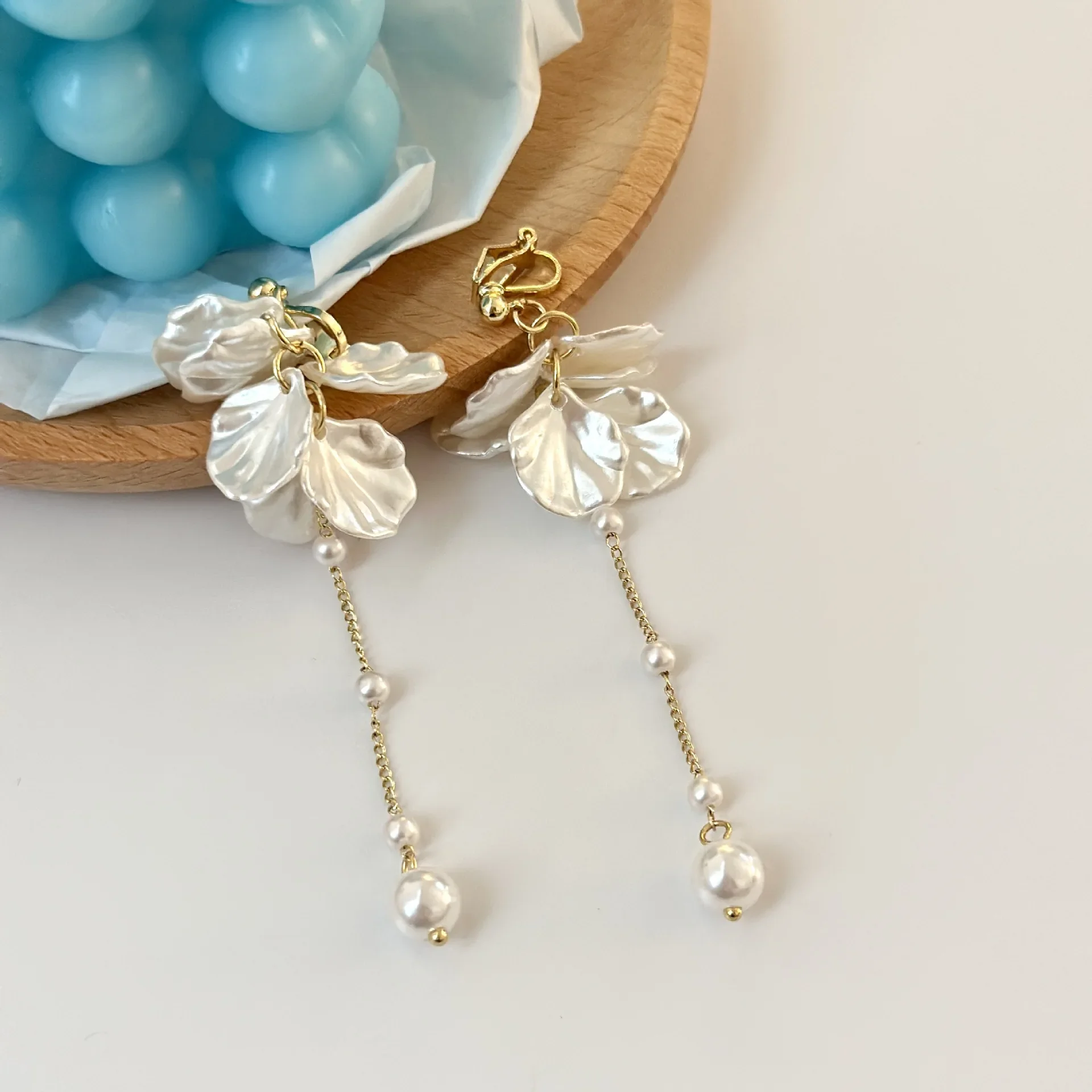 White Shell Pearl Ear Clips Earrings No Holes Temperament Long Tassel Flower Clip on Earrings Without Piercing for Women Wedding