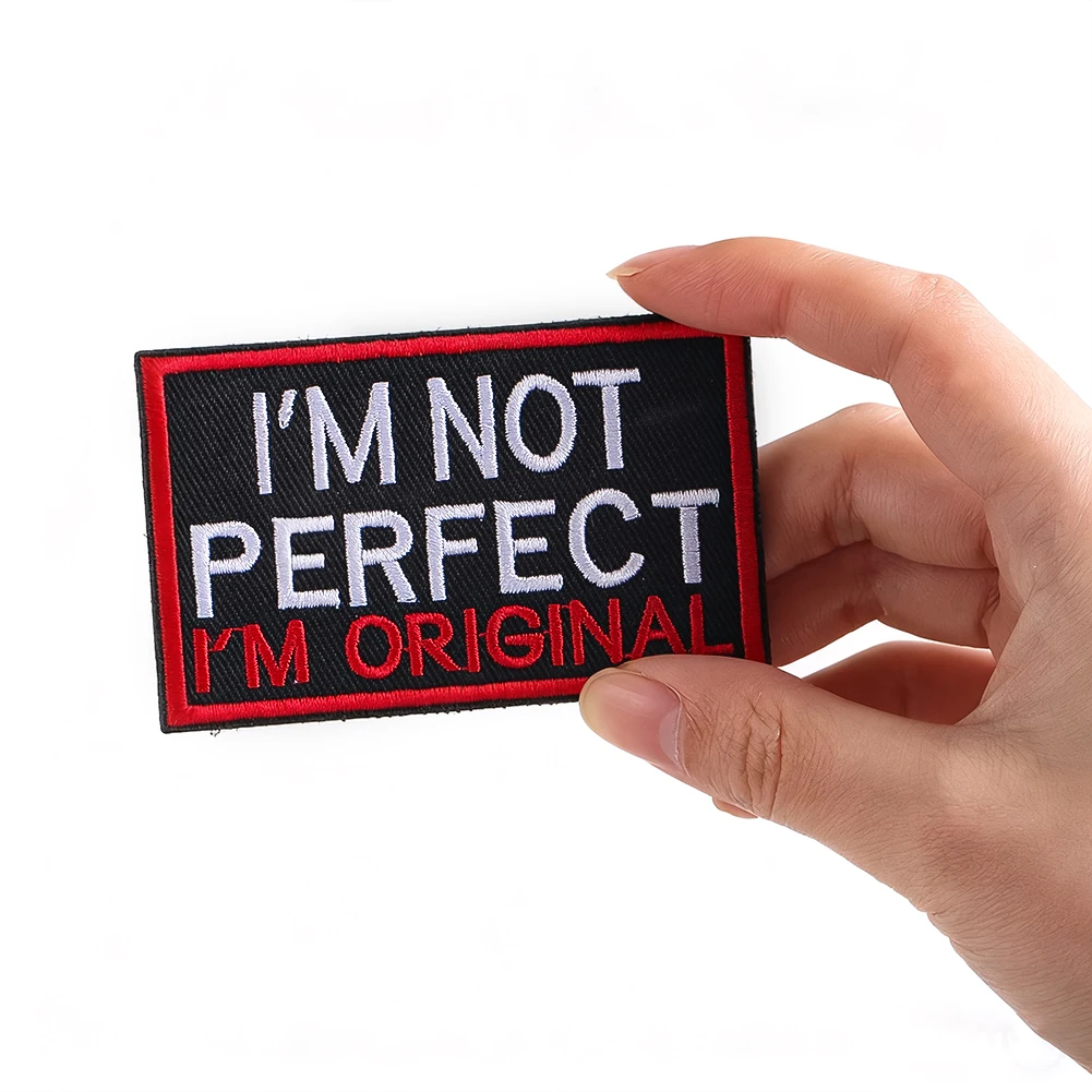 Taktischer Moral-Patch „ICH BIN NICHT PERFEKT, ICH BIN ORIGINAL“ mit Klettverschluss für Rucksack, Weste, Hut, DIY-Kleidungsdekoration, besticktes Abzeichen – Detail 3