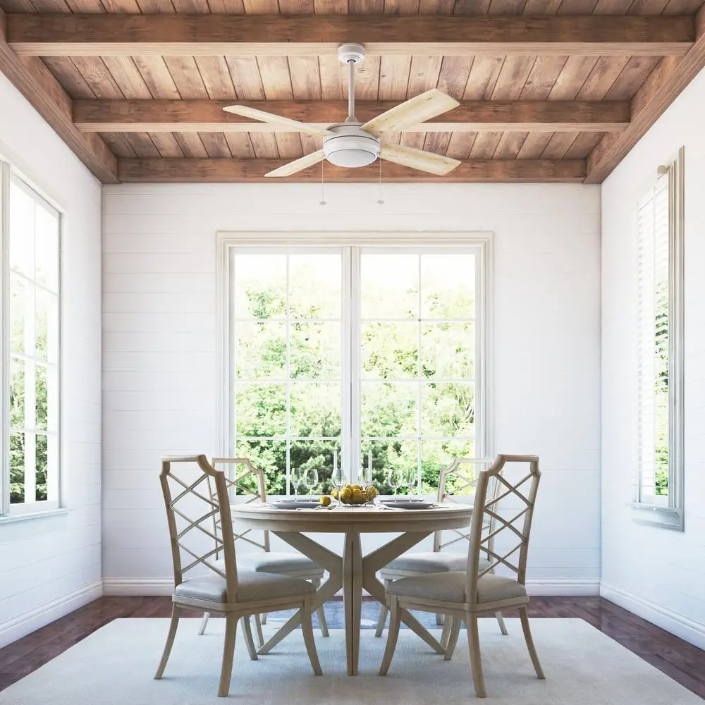 مروحة سقف حديثة مع شفرات قابلة للعكس بإضاءة LED مدمجة وسلاسل سحب وتدفق هواء قابل للتعديل من المتوسطة إلى الكبيرة