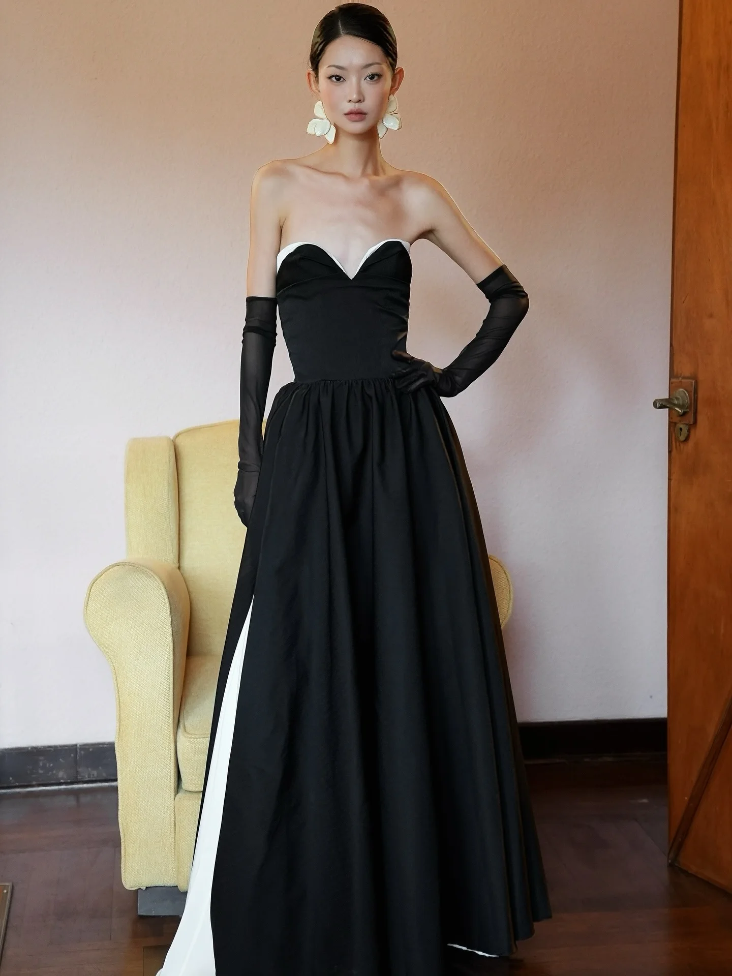 فستان سهرة أسود على طراز هوليوود مع حواف بيضاء بدون حمالات على شكل حرف A مع قفازات طويلة بفتحة عالية، ملابس رسمية للحفلات