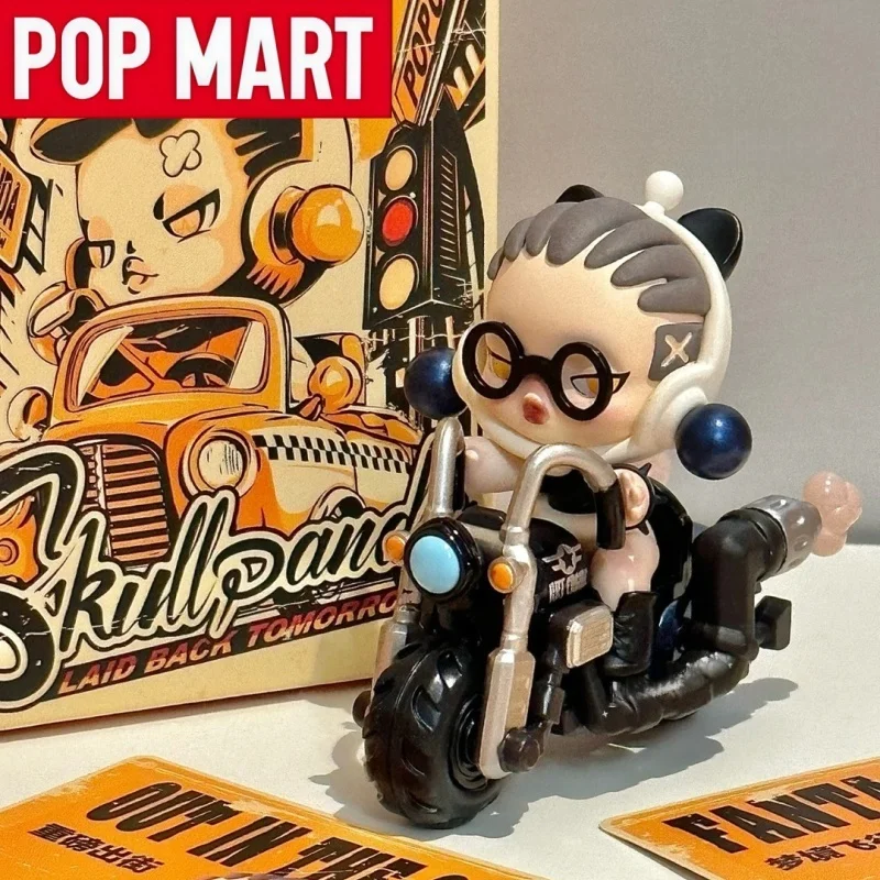 

Оригинальная коллекционная фигурка POP MART Skullpanda из серии Laid Back Tomorrow, кавайная модель автомобиля, украшение для рабочего стола, игрушка-подарок