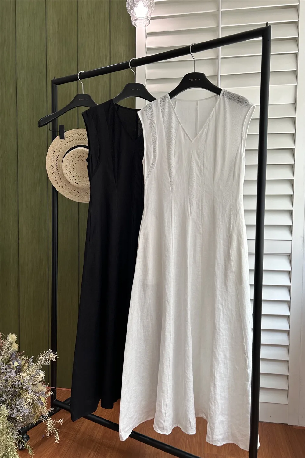 

Women's Summer Fashionable All-match V-neck Sleeveless Dress Black and White