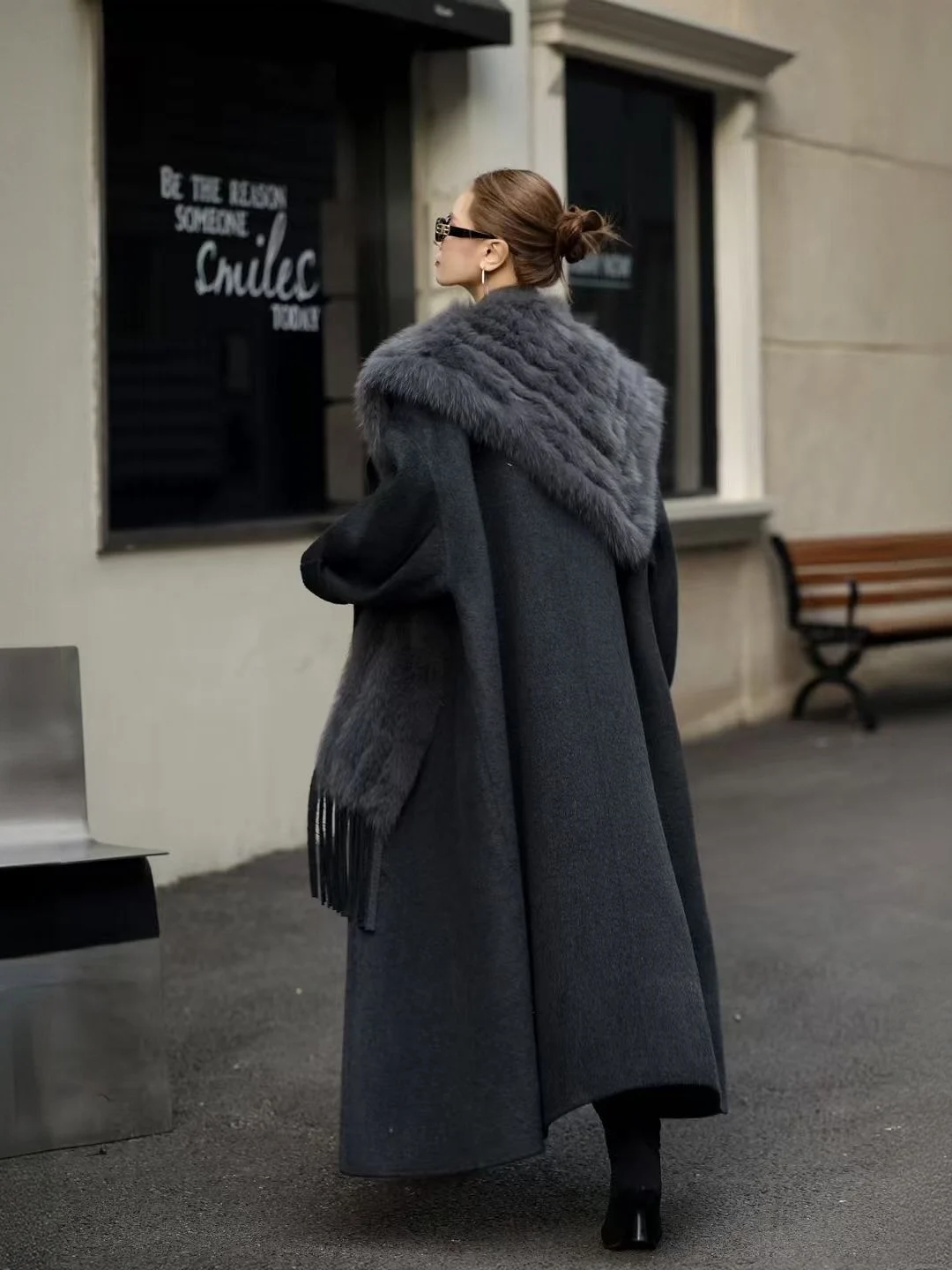 レディース 2025 秋冬新作 ダブルフェイス カシミヤコート |   オーバーサイズのフォックスファーカラー、ワイドラペル、膝丈のウール製アウターウェア