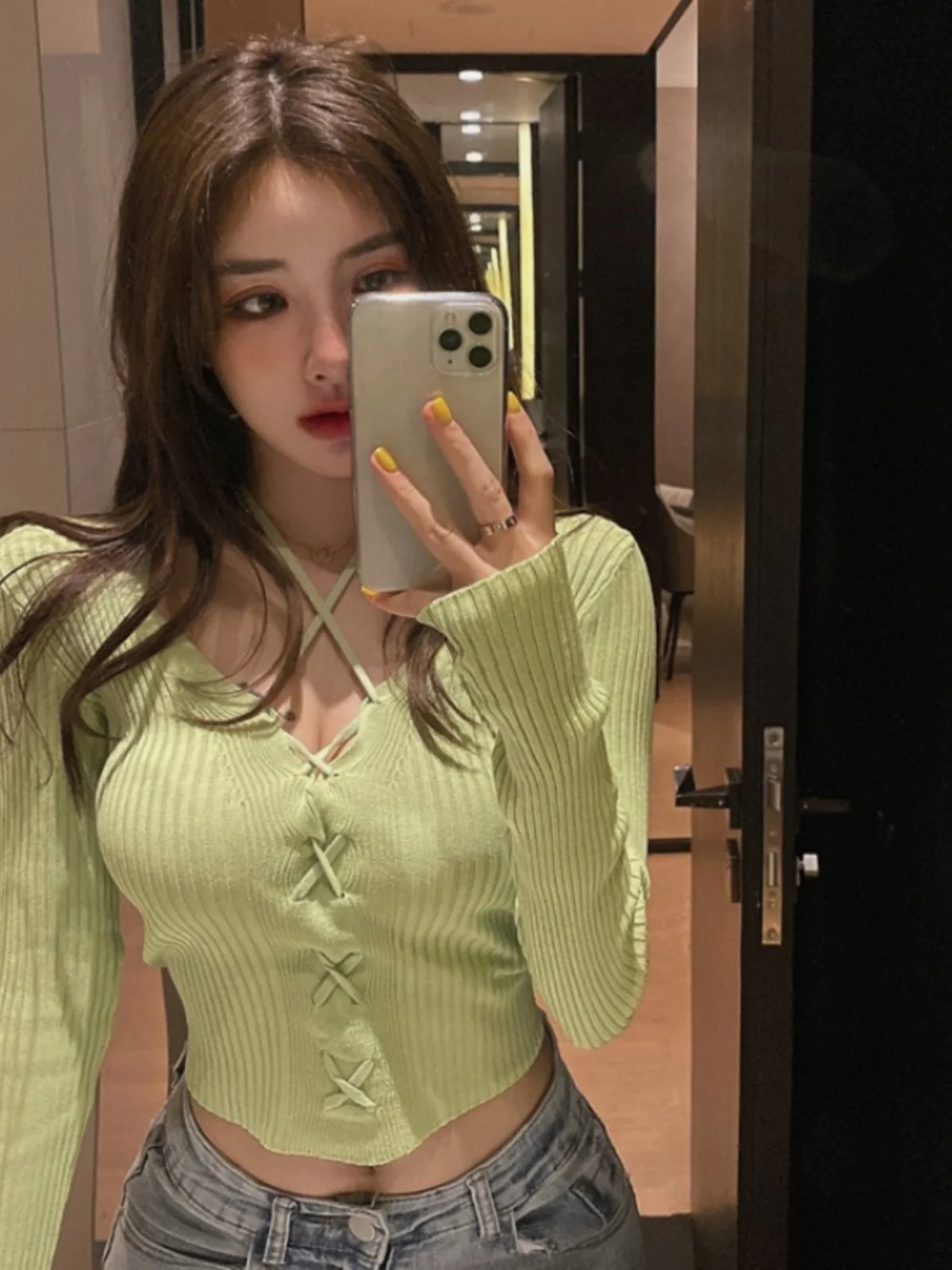 

Сексуальный вязаный укороченный топ с открытыми плечами и длинными рукавами, V-образным вырезом для женщин, в уличном стиле, из тонкого материала, летний, модный, облегающий фигуру