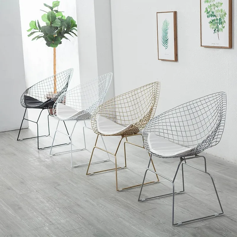 chaise-nordique-en-fer-forge-dossier-tendance-pour-salle-a-manger-maquillage-ou-usage-simple-chaise-en-fil-metallique-dore-ajoure-mobilier-de-salon