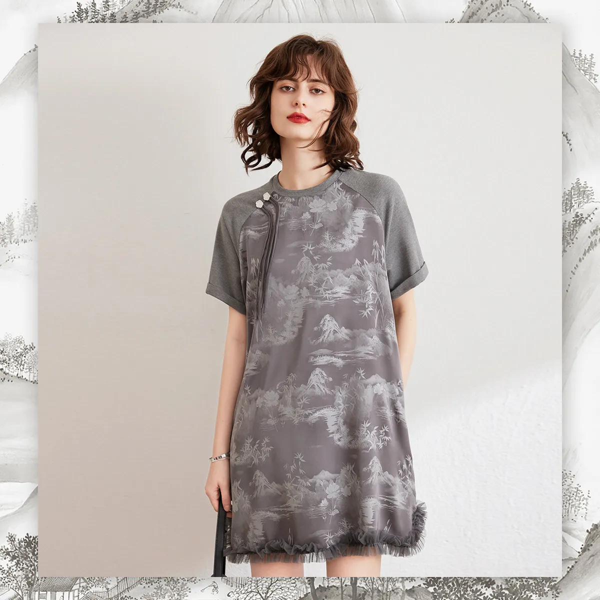 LOUIS YAO 2025 ฤดูร้อนสไตล์จีนพิมพ์กระโปรงสไตล์จีนใหม่ Splicing ลูกไม้หลวมแขนสั้นรอบคอชุดสตรี