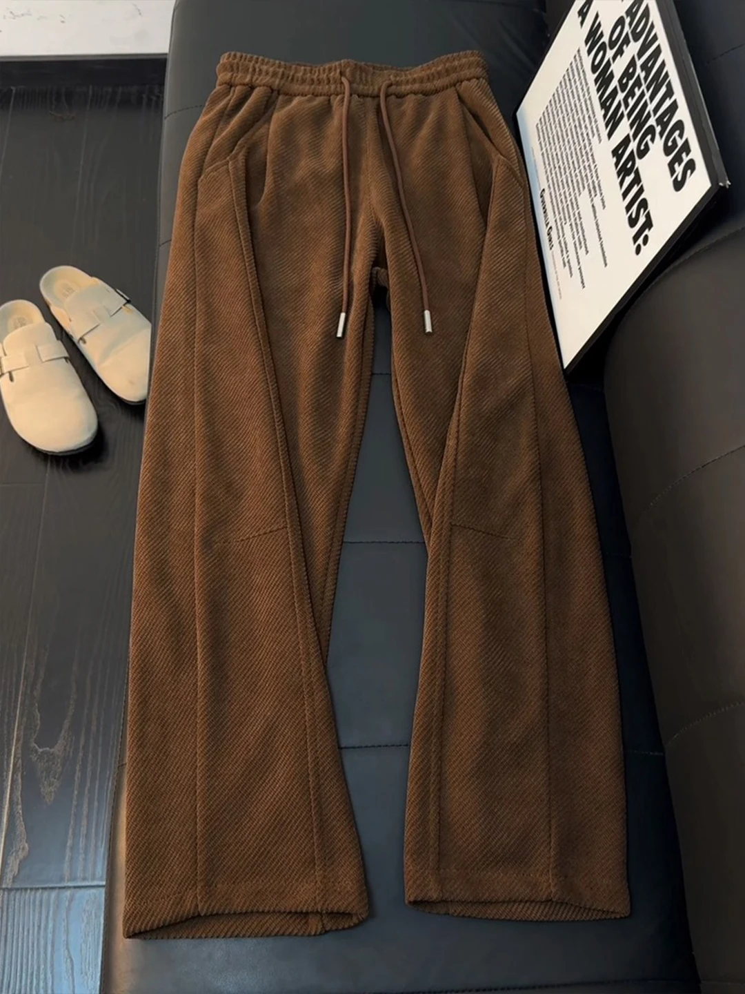 

Мужские спортивные брюки прямого кроя цвета кофе с дизайнерским поясом-резинкой, новинка весенней коллекции, с эффектом тактильной текстуры, повседневные брюки