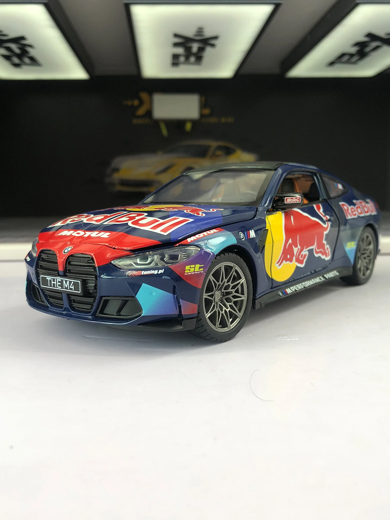 

Модель автомобиля BMW M4 Red Bull из цинкового сплава, масштаб 1:23, статическая декоративная фигурка, металлическая коллекционная машинка в подарок.