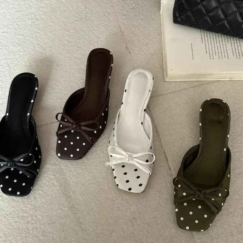 

Летние женские шлепанцы 2026 с бантом-бабочкой, модные шелковые тапочки в горошек с открытым носком, элегантные женские сандалии на низком каблуке для улицы