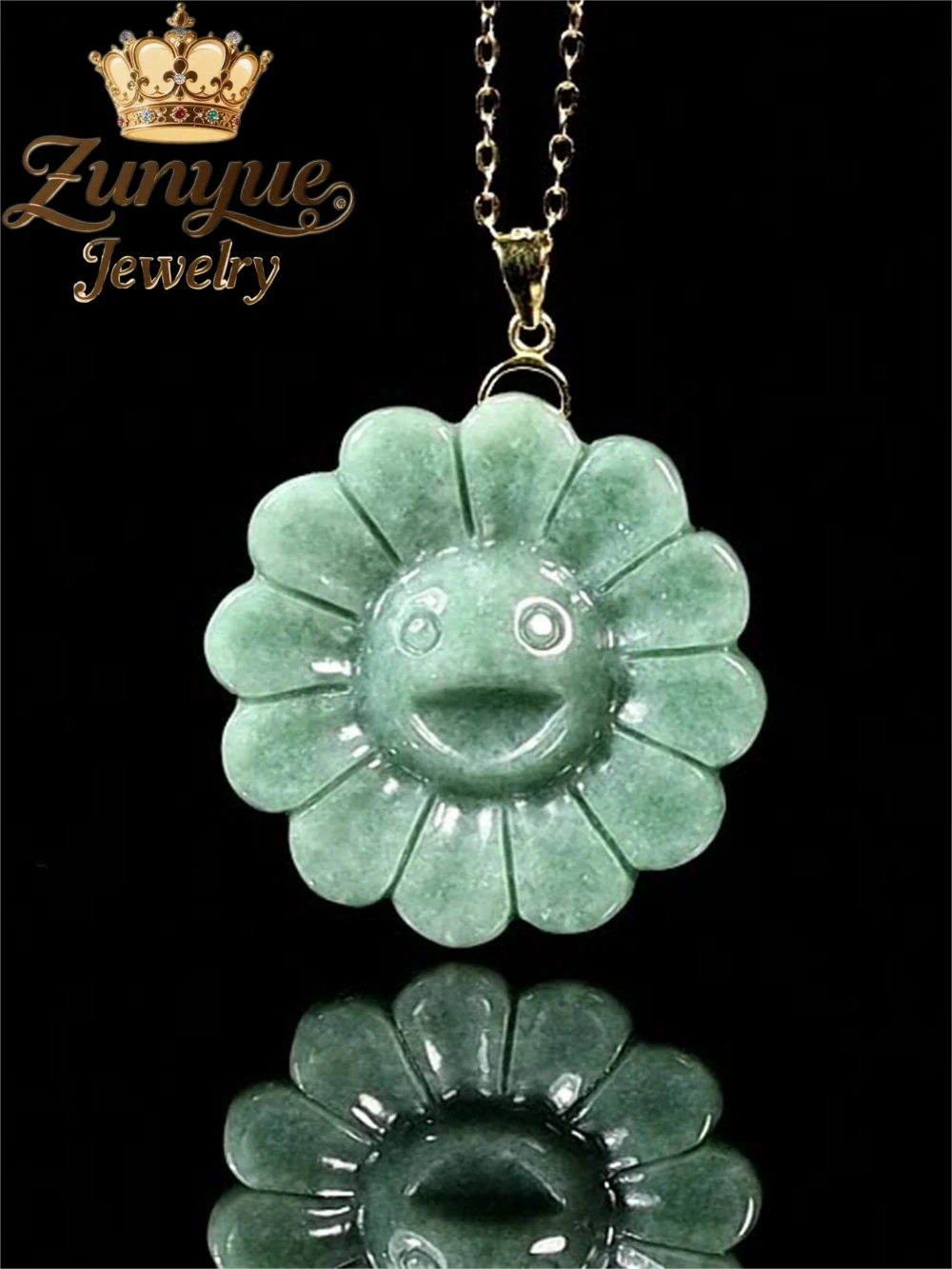 

atural A-gradeJadeite smiling sunflower pendant S925 silver inlaid jade pendant fashionable Exquisite personalized pendant