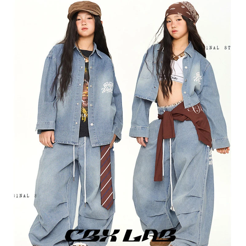 

Новые современные костюмы для хип-хопа 2026 года для девочек: джинсовая рубашка, свободные брюки, комплект для выступлений в стиле джаз, сценическая одежда для рейвов DQS21982