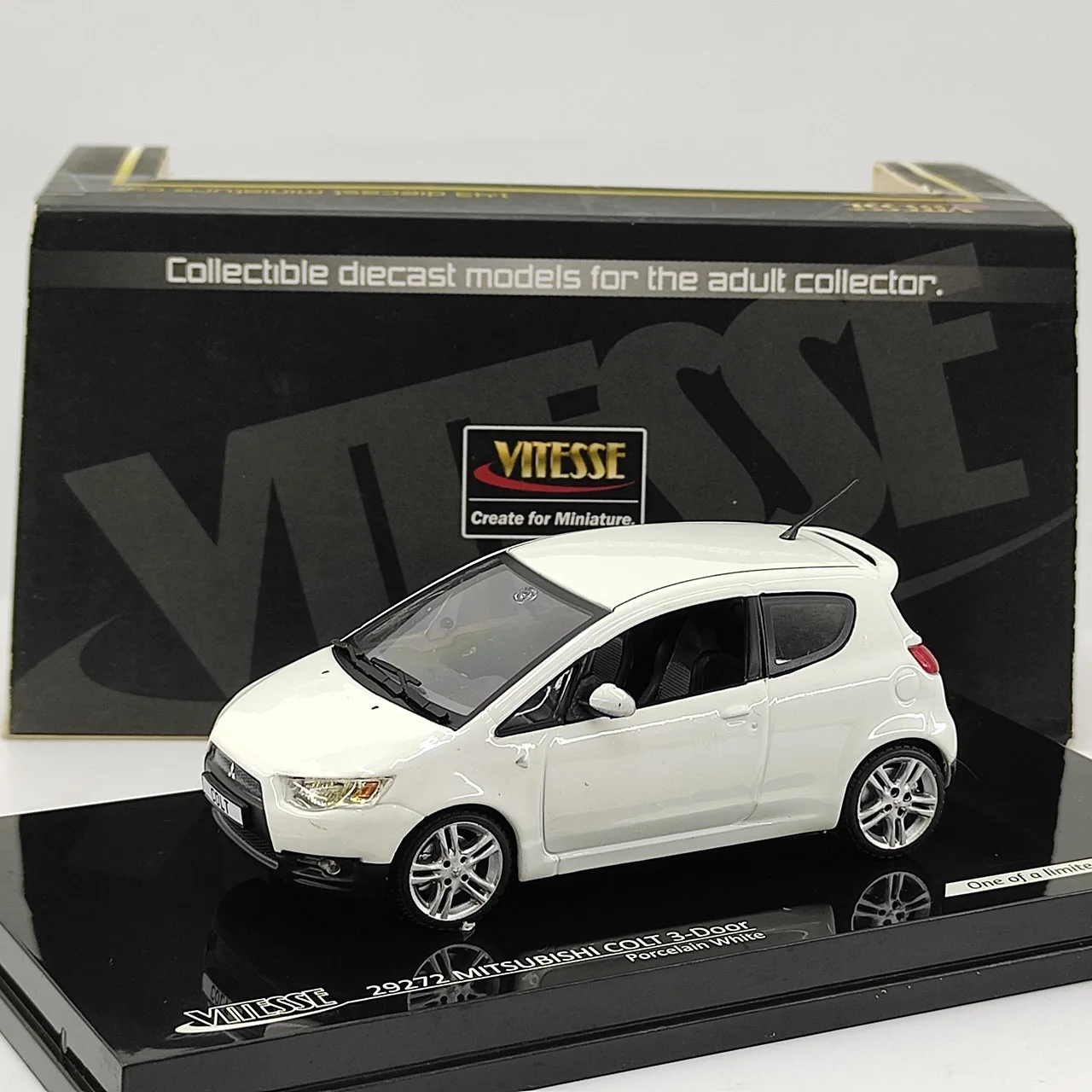 โมเดลรถเหล็กหล่อ VITESSE สเกล 1:43 รุ่น Mitsubishi COLT 3 ประตู สีขาวพอร์ซเลน พร้อมตำหนิบนพื้นผิว ของสะสม ของเล่น ของขวัญ