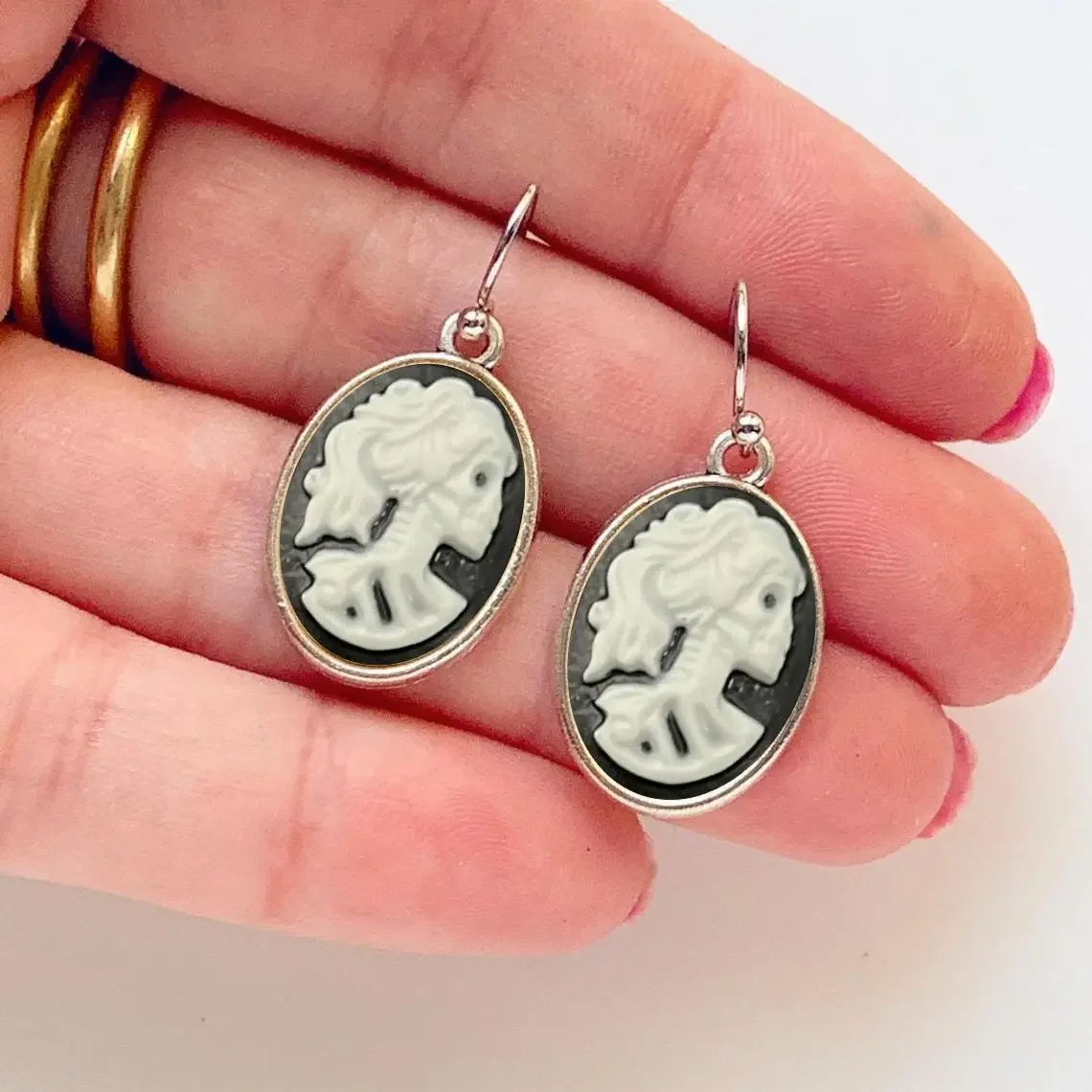 Gothic Skull Queen Cameo Charm Earrings for Women Fashion Witch Jewelry Accessories Gift