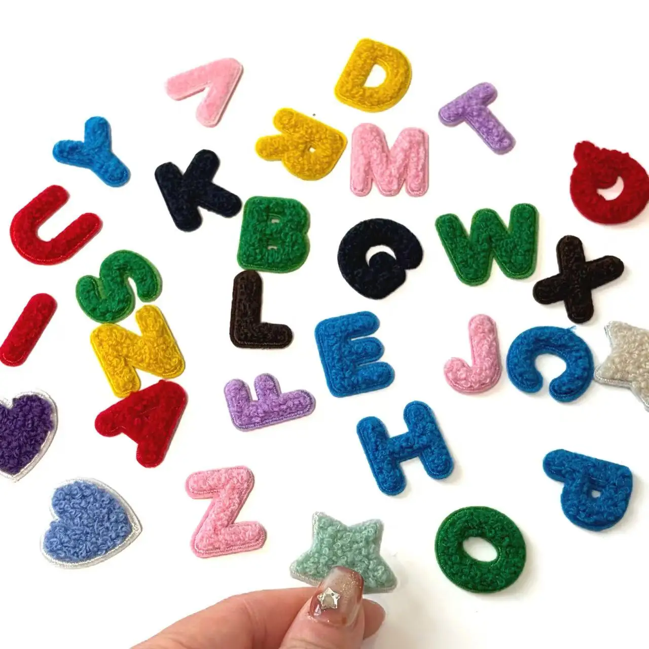 

30 шт., железные нашивки с вышивкой на полотенцах и алфавитом, звезды и сердца, милые яркие нашивки с буквами от А до Я для одежды и аксессуаров