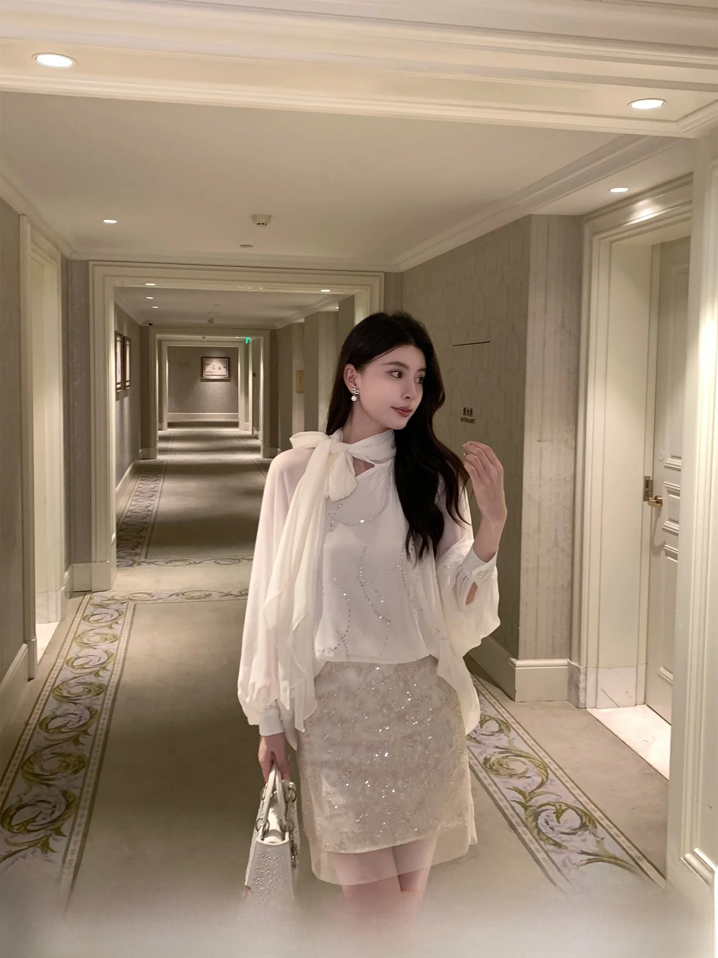 

Bach's Appoinent KUN Long Sve iny Rhinestone Embellied Chiffon Blouse Women's Casual Straight Cut Spring Faion