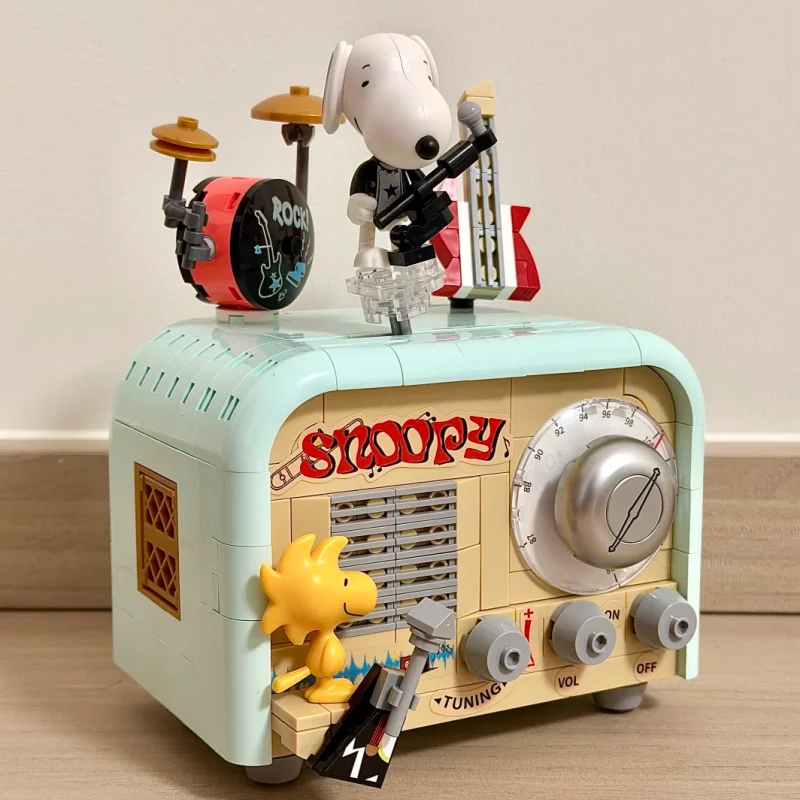 Pantasy Snoopy Series Retro Robotic Anime Peripheral Educational Building Blocks Ornaments Toys Children's Gifts