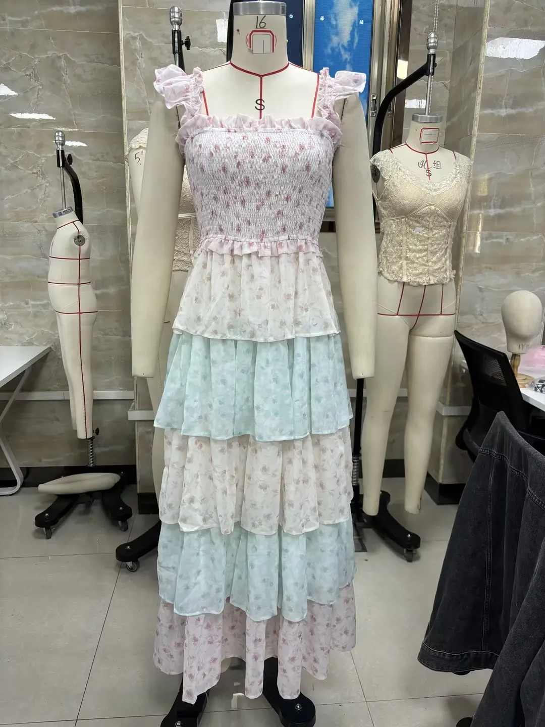 Combhasaki mujeres verano estampado Floral volantes manga mosca ahumado cuello cuadrado largo una línea en capas pastel escalonado vestido sin mangas de gasa