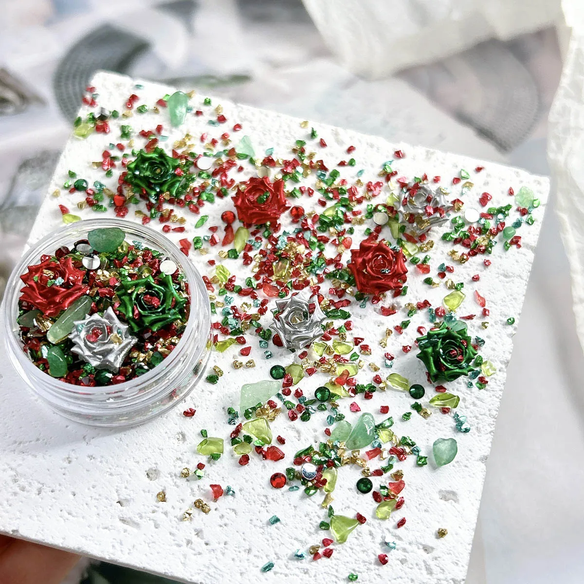 Boîte de breloques pour ongles en résine, série de noël créative rouge vert, pierre irrégulière, fleurs simulées, décorations mixtes pour Nail Art, DIY, 1 boîte