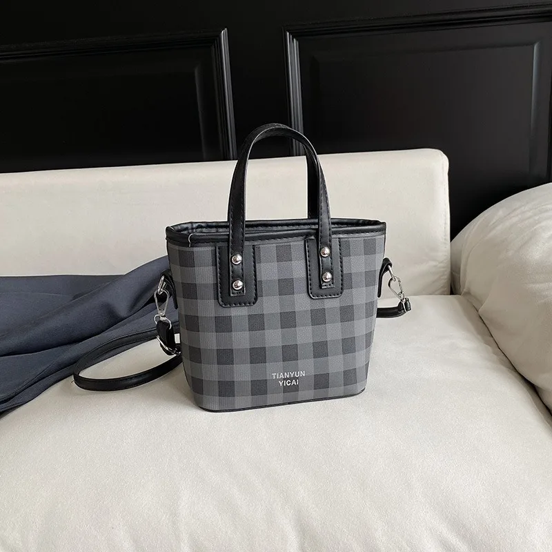 

PU Slanted Shoulder Bag Smooth Zipper Opening Carefully Designed Fashionable Versatile Solid Color Handbag