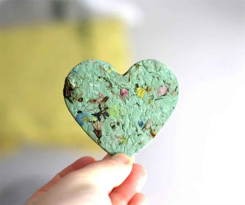 Plantable hearts with seeds & petals - 10 seed paper hearts - die cut favors - Let love grow - Plantable Wedding decorations