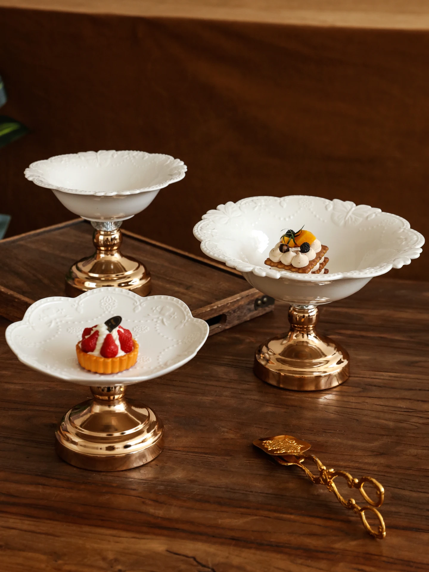 

Европейская легкая сервировочная тарелка на высоких ножках для фруктов, десертов и закусок к чаю